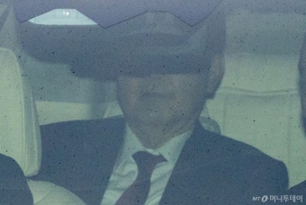 윤석열 '내란 우두머리 혐의' 두 번째 재판…피고인석 앉은 모습 공개
