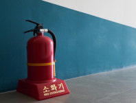 세상은 또 의인을 한 명 잃었다…불 꺼줬더니 소화기값 달라