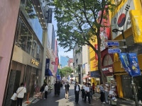 닭꼬치에 엄지 척 외국인, 두 번은 못 찾은 그 가게…명동 거리가 바뀐다