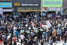 경제 살려달라 홍삼 건넨 시민…웃음 이재명 또 재판 받아야 해요