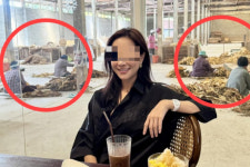 인간 동물원이냐…일하는 노동자 배경으로 찰칵, 비난 쏟아졌다