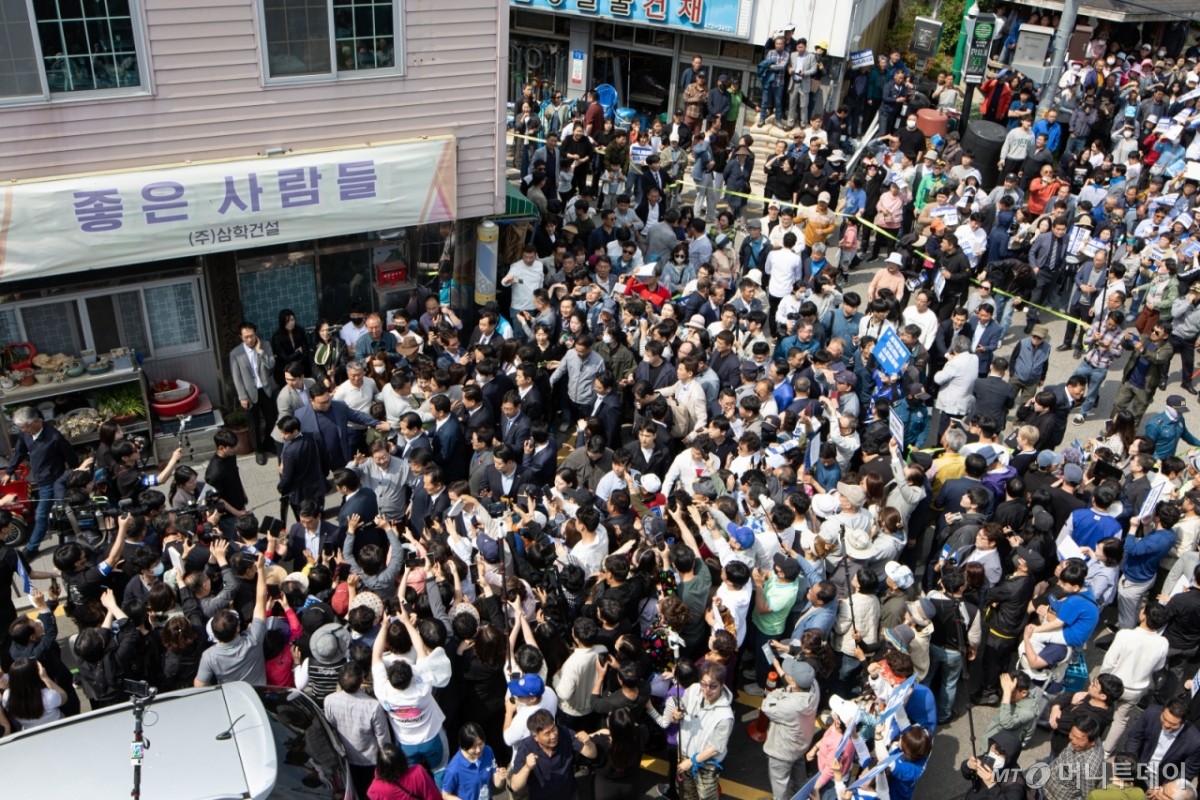 이재명, 한화 송진우 유니폼 입고 대통령 후보로 투구 동작 