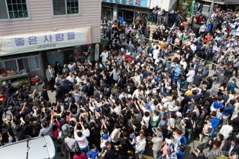 이재명, 한화 송진우 유니폼 입고 대통령 후보로 투구 동작 