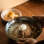 여름엔 역시 MZ도 푹 빠진 평양냉면…외국인도 찾아 먹는다