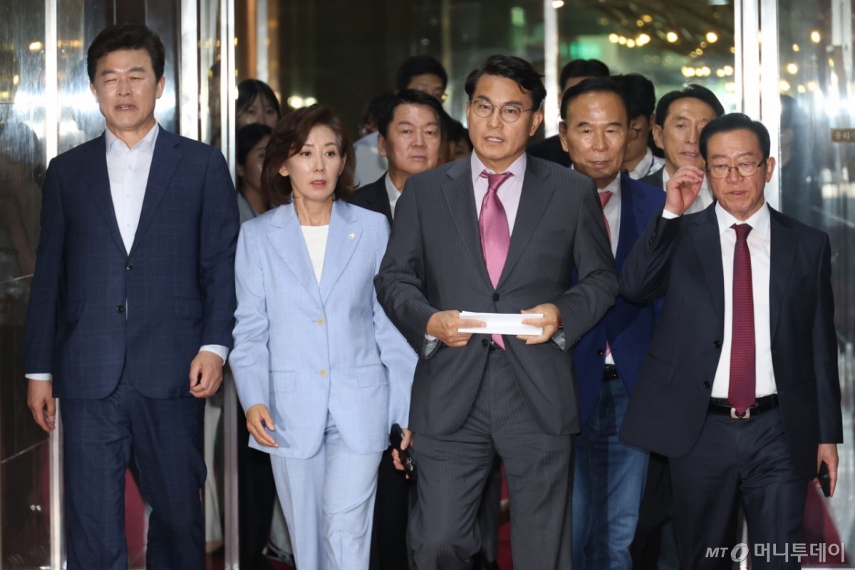 김민석 국무총리 후보자, 나경원 의원과의 자료 제출 갈등 놓고 농성장 방문