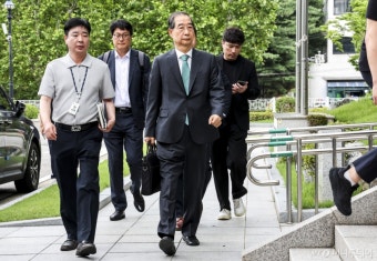 내란 특검, 한덕수 전 총리·안덕근 장관 소환 조사…묵묵부답 출석