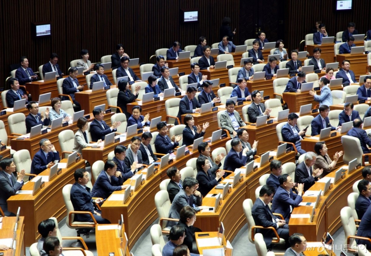 이재명 대통령, 상법과 계엄법 개정안 국무회의에서 의결 완료