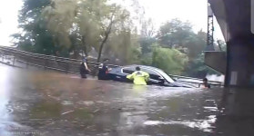 폭우에 침수 차 안에 갇힌 모녀 패닉…기적처럼 나타난 영웅들