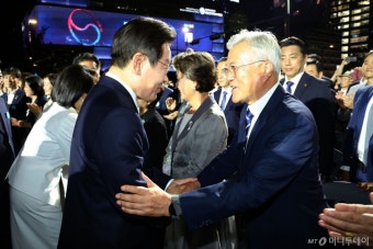 [속보]국민대표 80인, 이재명 대통령에 '빛의 임명장' 수여 시작