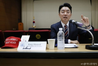 트럼프의 얼음여인이 웃었다…강훈식 비서실장이 전한 한미회담 뒷이야기