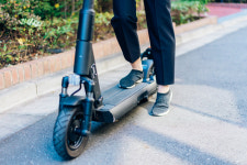 킥보드 타다 도로에 쓰러진 20대, 승합차에 치여 숨져