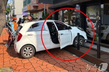 제주서 상점 덮친 차량…트럭이 뒤에서 들이받아 튕겨 나가