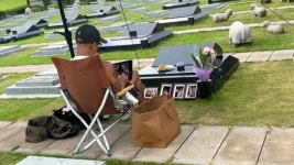 반년째 서희원 묘소 지키는 구준엽…