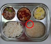급식에 구더기 둥둥 떠있는데…어린이집 알림장에 떡하니
