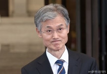 與 