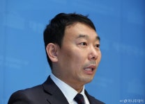 與김용민 