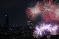 서울불꽃축제 인파…지하철 5호선 여의나루역 무정차 통과중