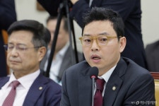 야, 옥상으로 감정조절 안되나…김우영 vs 박정훈 2R에 과방위 파행