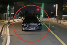 아파트 주차장 막은 벤틀리, 3시간 넘게 차 안 뺐다…이유 황당