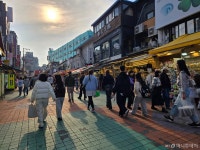 수험표 가져오면 원플원…수능 끝났다 덩달아 신난 젊음의 거리
