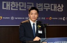 [사진]법무대상 축사하는 이재환 회장