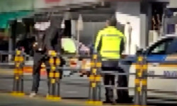 옆에 횡단보도 있는데…중앙분리대 넘다 다리 걸려 꼼짝 못한 남성