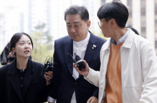 경찰, '김병기 차남 취업 청탁' 관련 빗썸 관계자 재소환