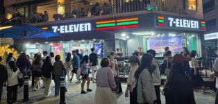 아리랑 동나고 교통카드 매출 300배 뛰었다…아미가 채운 부산 편의점