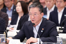 '李 39년지기' 정성호 사직서 제출…靑 