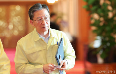'李 39년지기' 정성호 사직서 제출…靑 