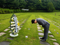 [현장+]90도 인사, 붉어진 눈시울…