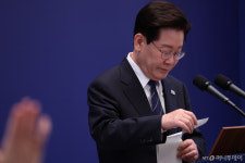 이 대통령, 검찰개혁 설명하다 