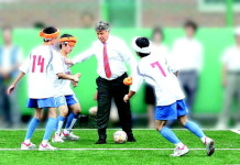 시각장애인 전용축구장 기증한 히딩크