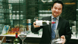 소믈리에는 와인으로 대화하는 서비스맨