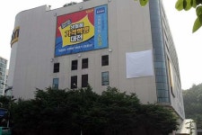 분당 이마트 주차장 벽면 뚫고 승용차 추락 사고…부부 사망