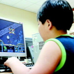 PC에 빠진 어린이 `거북목` 조심