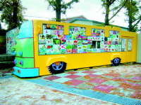 캔버스로 변신한 초등학교 담장 예술 공원이 된 주민 산책로…