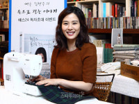 [포토] 밝은 미소로 소품 만드는 탤런트 김현주