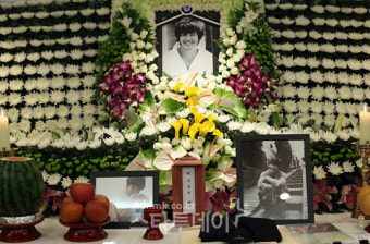 [화보] `한류스타` 故박용하, 눈물 속 발인 현장