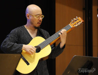 [포토] 기타리스트 이병우의 연주