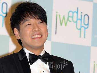 ‘한류스타’ 류시원, 많은 하객 축하 속 웨딩마치(종합)