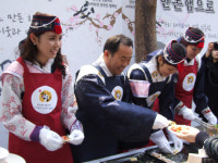 명동에 국산 돼지와 미스코리아가 떴다