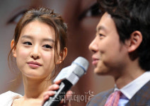 [포토] 김동욱 바라보는 신인배우 김지원
