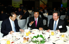 [포토] 대화 나누는 이상득 의원, 손학규 대표, 장대환 회장