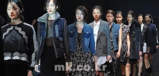 [포토] 패턴과 자유로움 가득한 런웨이