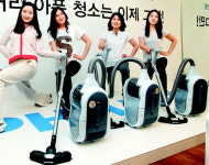 [포토] 청소하며 허리건강 지켜요