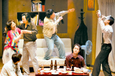 [리뷰] 연극 `돐날`…세월에 마모된 386세대의 자화상