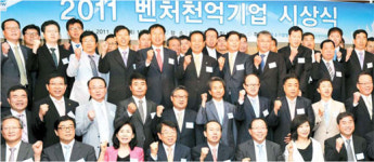 디에스·태산엘시디, 1조클럽 가입