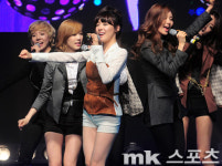[mk포토] 소녀시대 티파니, `쭉쭉 뻗어볼까?`