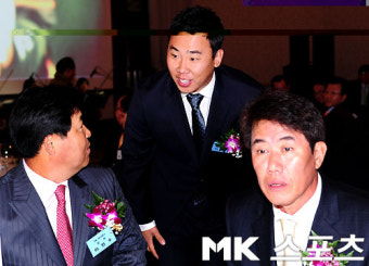 [mk포토] 이범호, `감독들 향한 깍듯한 인사`